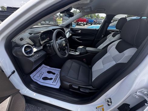 Used 2025 Chevrolet Trax LS image 6