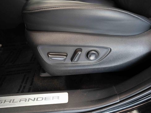 Used 2024 Toyota Highlander Limited FWD image 12