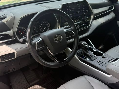 Used 2021 Toyota Highlander XLE AWD/4WD image 24