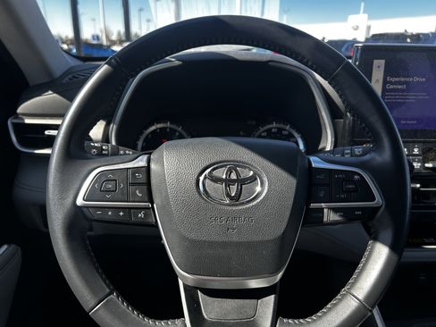 Used 2023 Toyota Highlander XLE AWD/4WD image 18