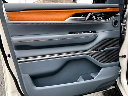 Used 2022 Jeep Grand Wagoneer Series III image 28