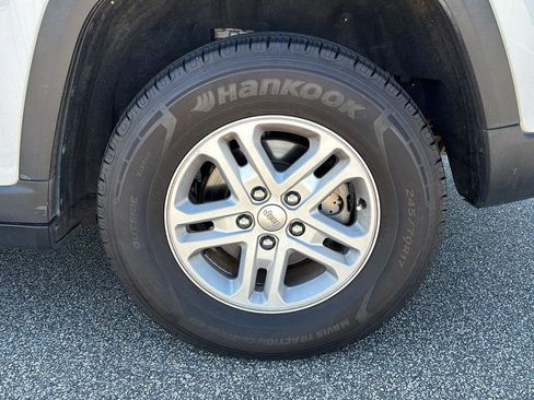 Used 2023 Jeep Grand Cherokee Laredo image 6