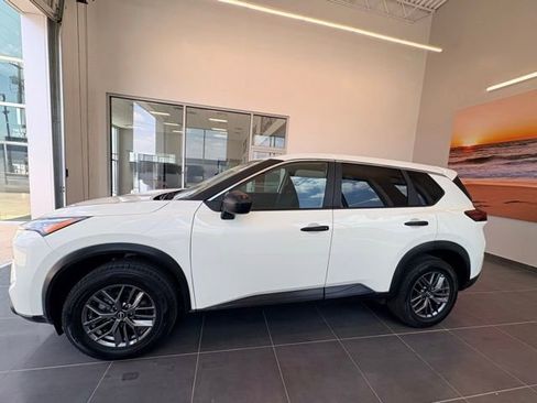 Used 2024 Nissan Rogue S AWD/4WD image 2