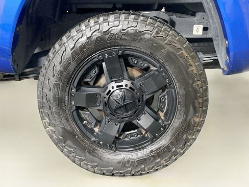 Used 2018 Toyota Tacoma TRD Sport image 11