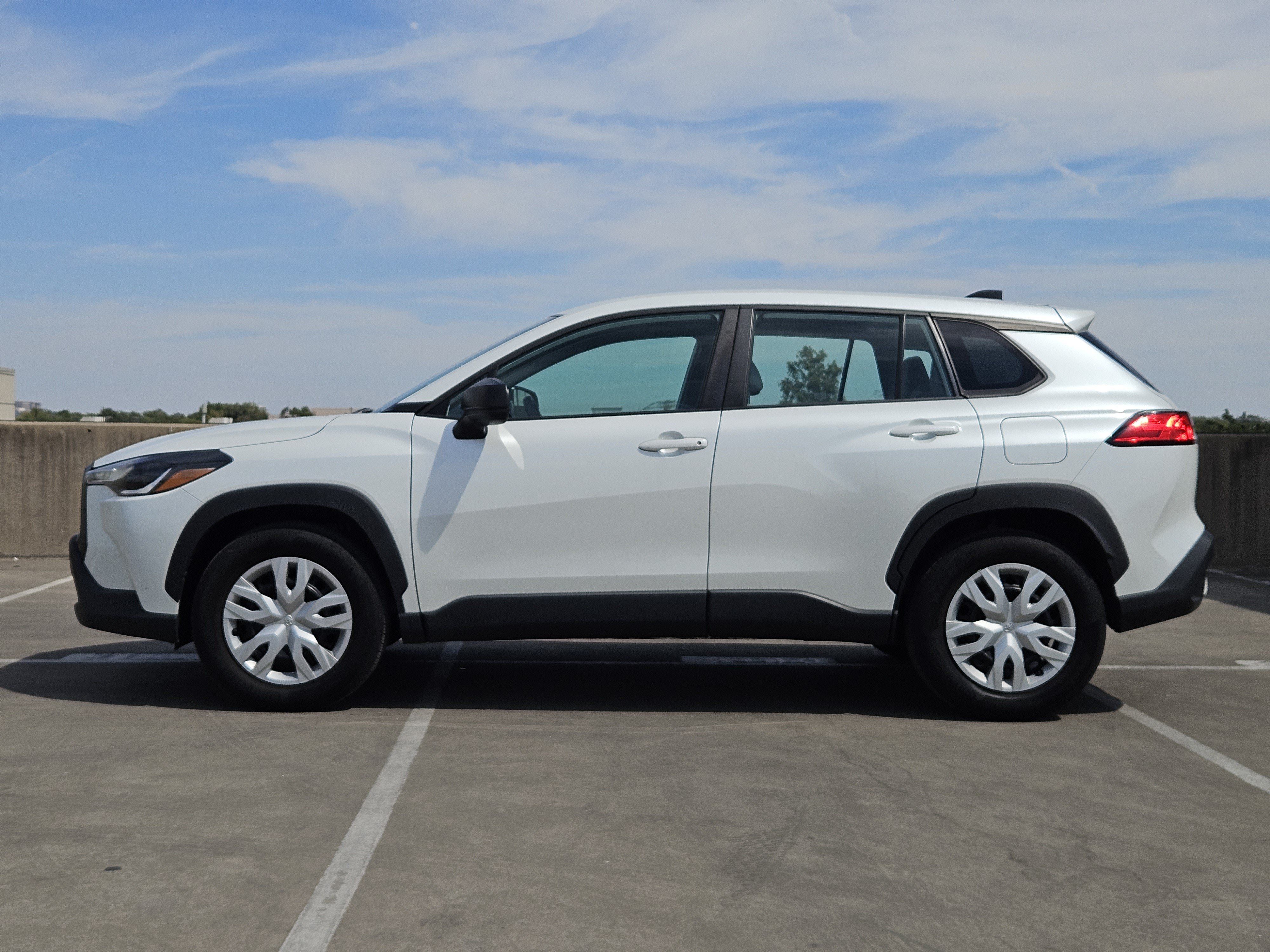 Used 2022 Toyota Corolla Cross L AWD/4WD image 2