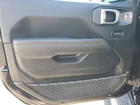 Used 2025 Jeep Wrangler Sahara image 17