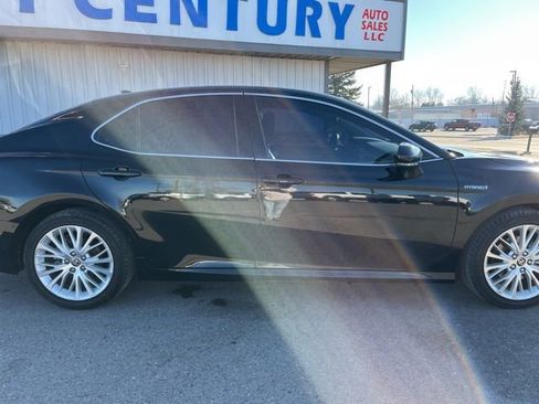 Used 2020 Toyota Camry XLE image 12