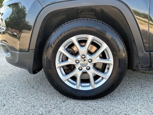 Used 2015 Jeep Cherokee Latitude w/ Cold Weather Group AWD/4WD image 13