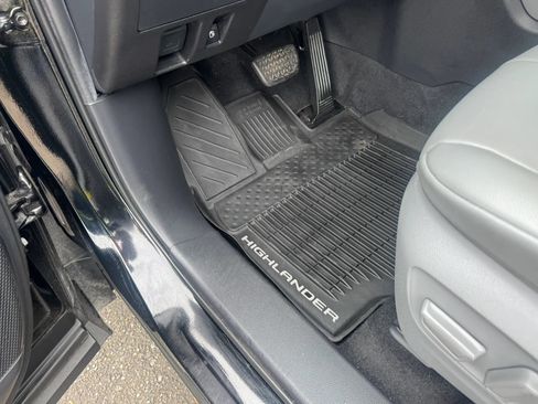 Used 2020 Toyota Highlander XLE FWD image 22