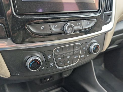 Used 2022 Chevrolet Traverse LT image 17