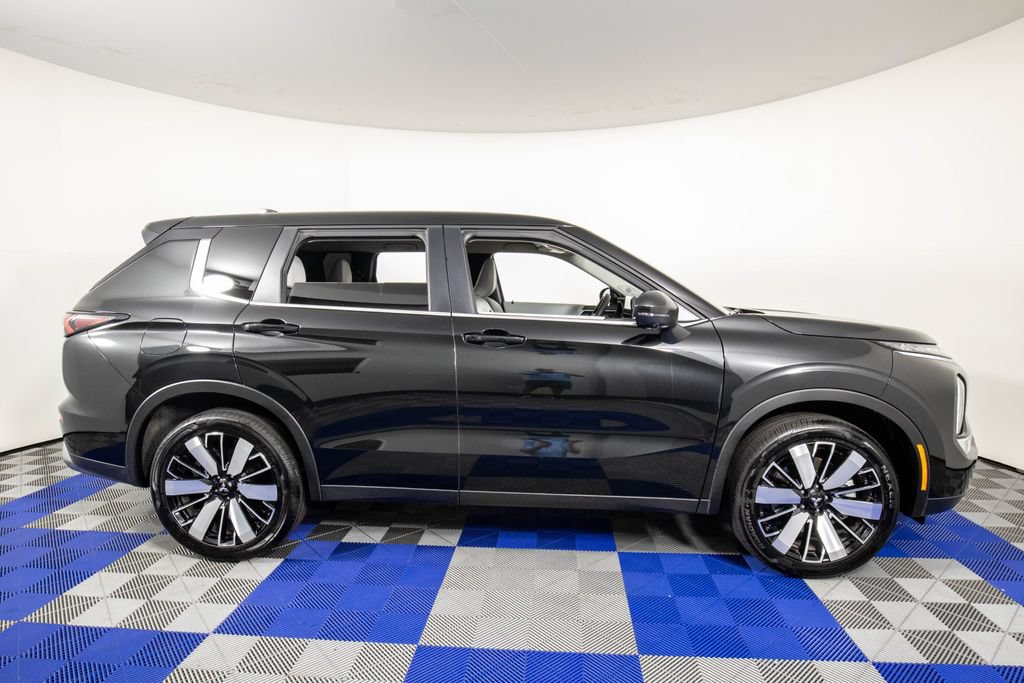 Used 2025 Mitsubishi Outlander SE FWD image 5