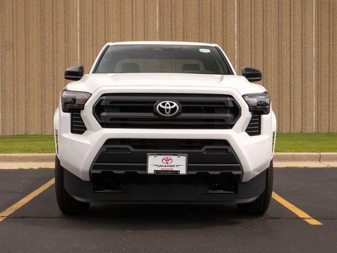 Used 2025 Toyota Tacoma SR image 3