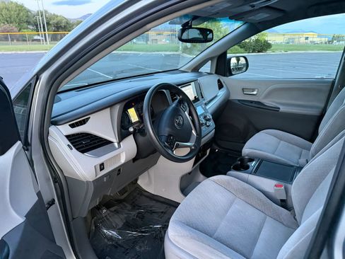 Used 2017 Toyota Sienna LE AWD/4WD image 10