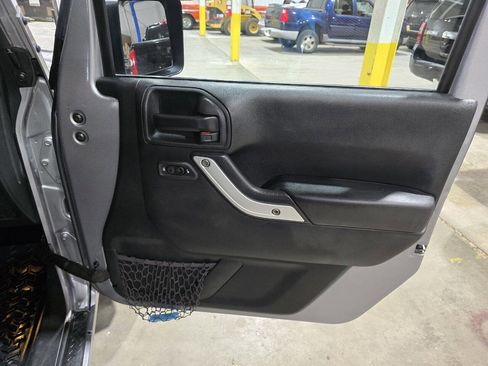 Used 2017 Jeep Wrangler Unlimited Sahara w/ Connectivity Group image 30