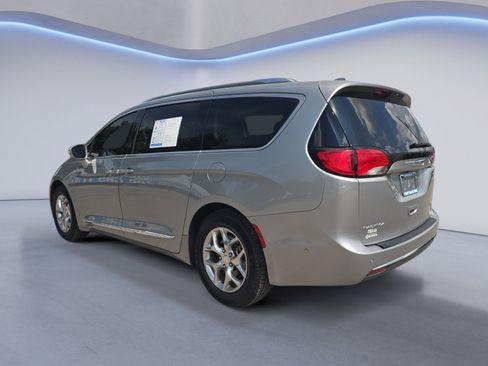 Used 2020 Chrysler Pacifica Limited w/ Advanced Safetytec Group FWD image 3