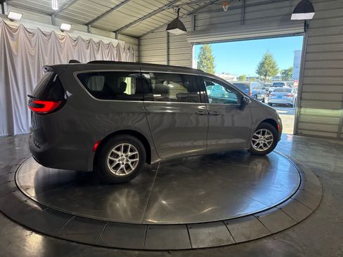 Used 2022 Chrysler Pacifica Touring-L FWD image 4