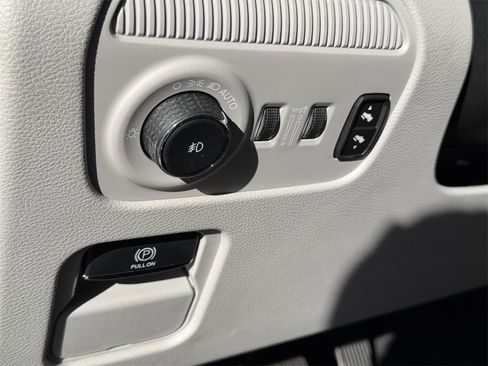 Certified 2024 Jeep Wagoneer L Series II w/ Flexible Seating Group image 11