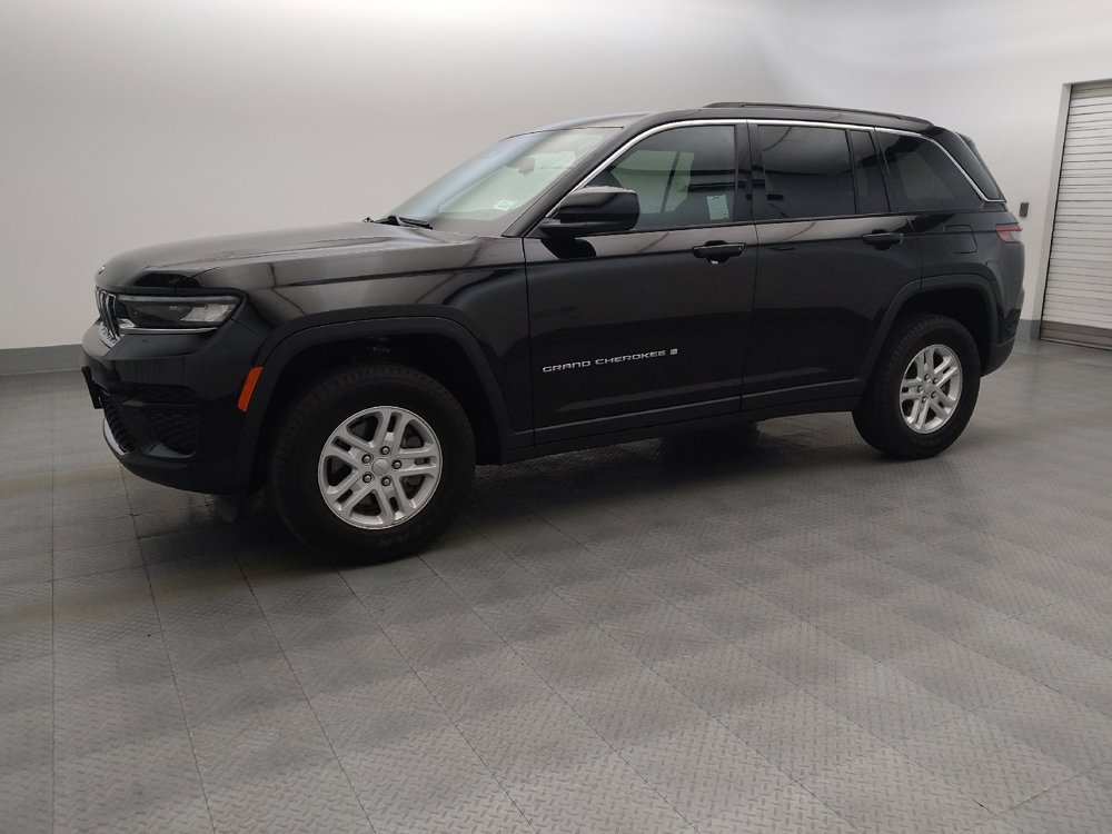 Used 2024 Jeep Grand Cherokee Laredo RWD image 2