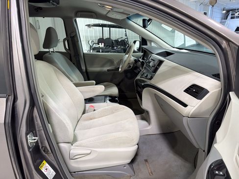 Used 2012 Toyota Sienna LE FWD image 13