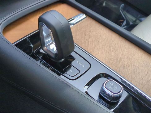 Certified 2025 Volvo XC90 B6 Plus AWD/4WD image 12