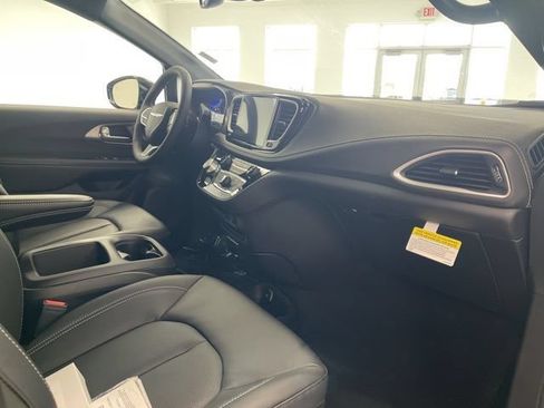 New 2026 Chrysler Pacifica Select AWD/4WD image 21