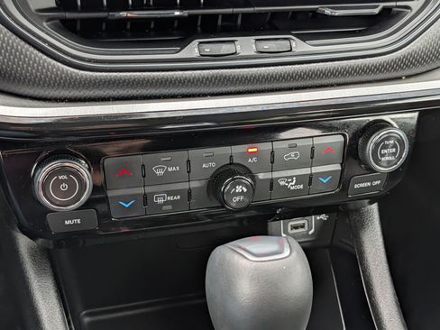 Used 2023 Jeep Compass Trailhawk w/ Trailhawk Convenience Group AWD/4WD image 23