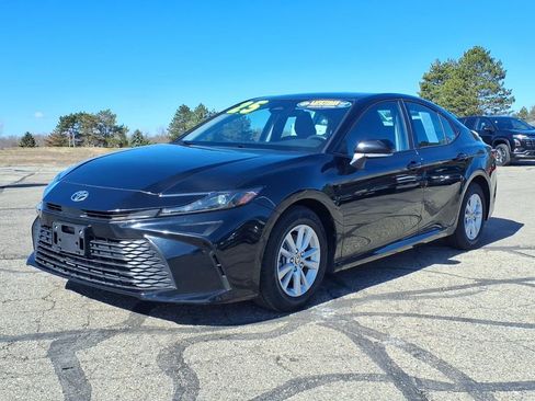 Used 2025 Toyota Camry LE image 3