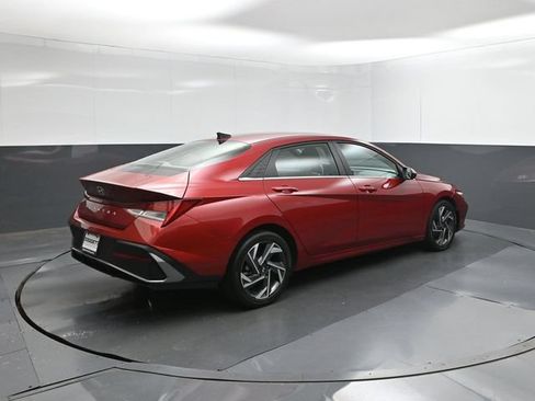 Used 2025 Hyundai Elantra SEL FWD image 8