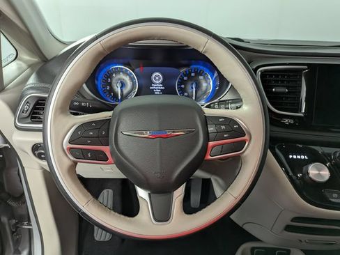 Used 2019 Chrysler Pacifica Limited FWD image 22