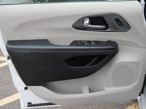 Used 2022 Chrysler Pacifica Touring-L image 29