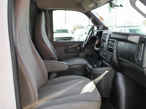 Used 2016 Chevrolet Express 4500 w/ Chrome Appearance Package RWD image 28