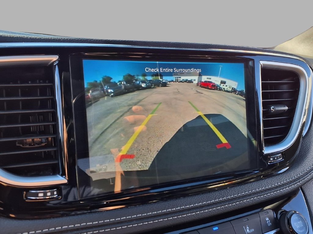 Used 2025 Chrysler Pacifica Limited FWD image 7