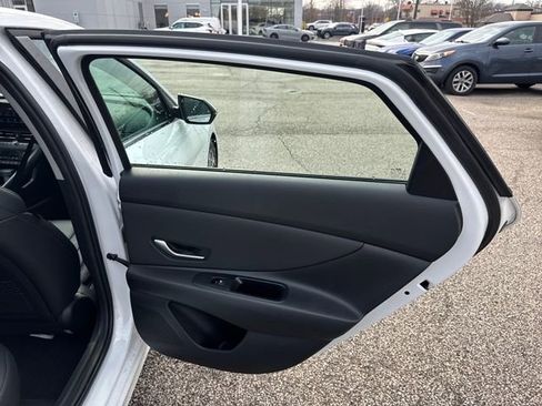 Used 2025 Hyundai Elantra Limited FWD image 13