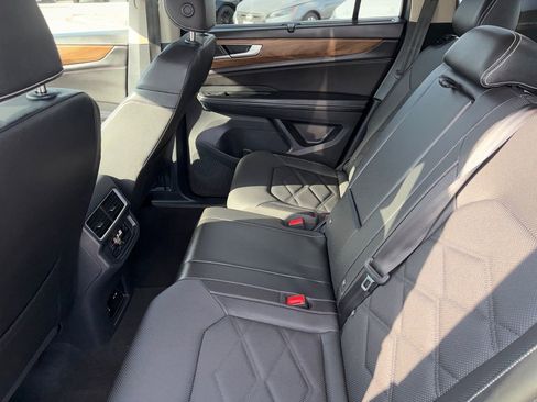 Used 2025 Volkswagen Atlas SE image 27