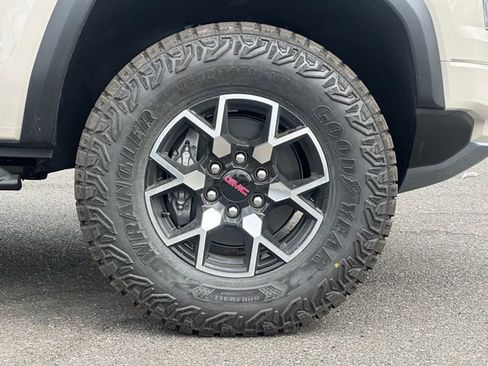 New 2026 GMC Canyon AT4X w/ LPO, Black Badging Package image 9