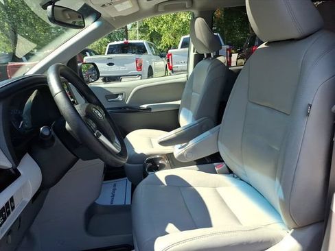 Used 2017 Toyota Sienna XLE w/ XLE Navigation Package AWD/4WD image 16