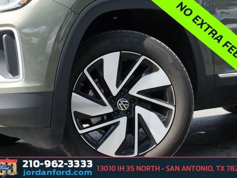 Used 2025 Volkswagen Atlas SEL AWD/4WD image 3