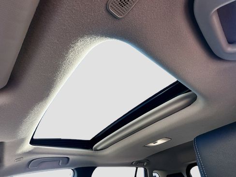 Used 2024 Toyota Corolla Cross XLE image 19