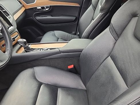 Used 2021 Volvo XC90 T6 Momentum w/ Climate Package image 13