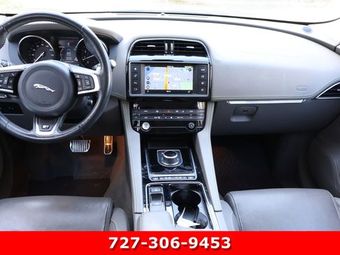 Used 2018 Jaguar F-PACE R-Sport image 17