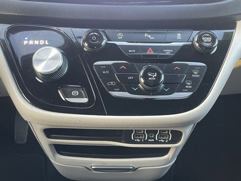 Used 2022 Chrysler Voyager LX image 26