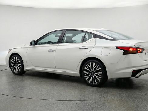 Used 2025 Nissan Altima 2.5 SV FWD image 6