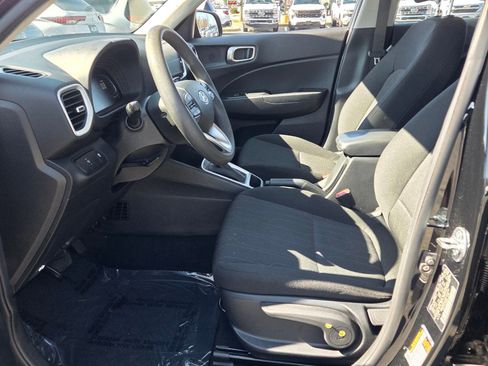 Used 2025 Hyundai Venue SE image 5