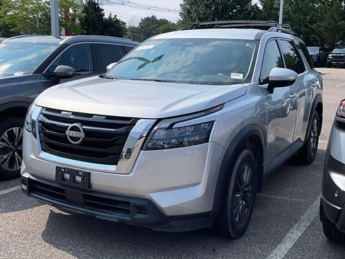 Used 2024 Nissan Pathfinder SV w/ Cargo Package AWD/4WD image 3