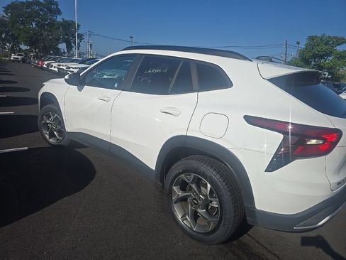 Used 2025 Chevrolet Trax LT w/ LT Convenience Package FWD image 4