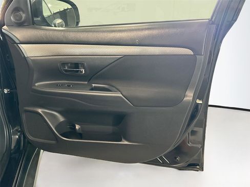 Used 2016 Mitsubishi Outlander SE image 11