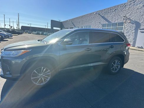 Used 2019 Toyota Highlander XLE AWD/4WD image 4