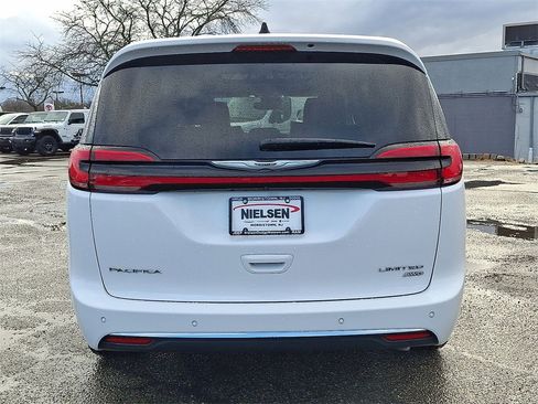 Certified 2024 Chrysler Pacifica Limited image 23