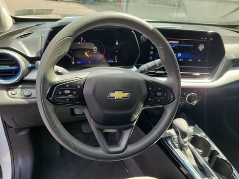 Used 2025 Chevrolet Trax LT FWD image 25