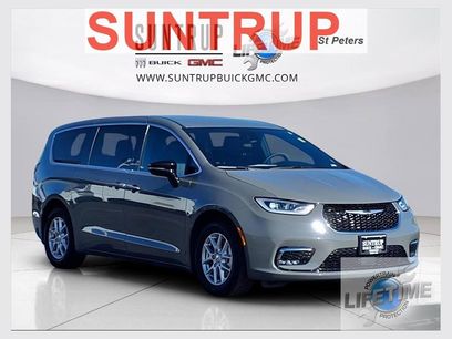 Used 2025 Chrysler Pacifica Select